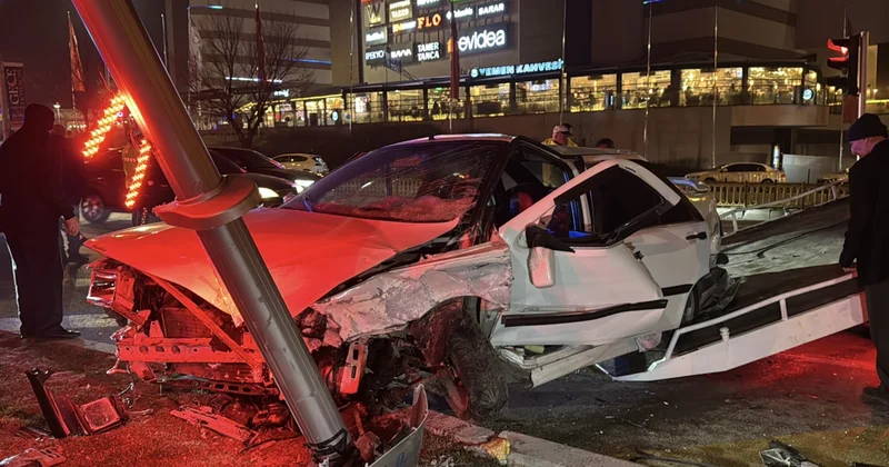 Dur ihtarına rağmen kaçan sürücü direğe takıldı Sözcü Gazetesi