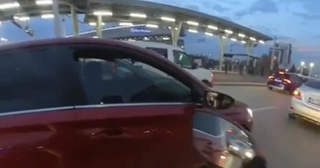 Bursa da kadın sürücüler arasında yol verme kavgası Kavga anı kask kamerasında Bursa Haberleri