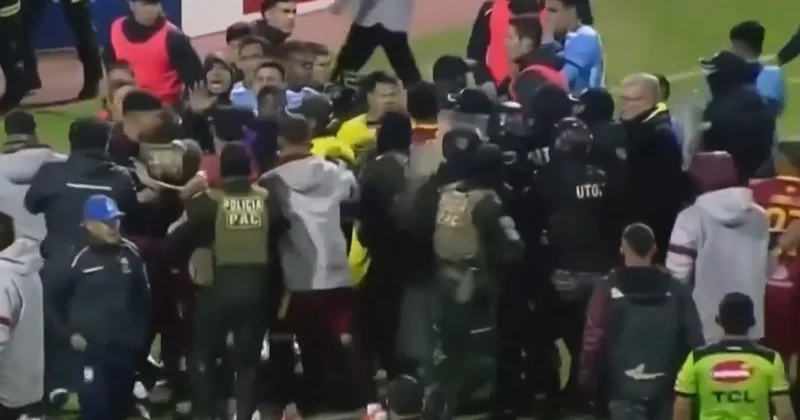 Yeşil saha, savaş alanına döndü! Maçta 17 kırmızı kart çıktı Sözcü Gazetesi