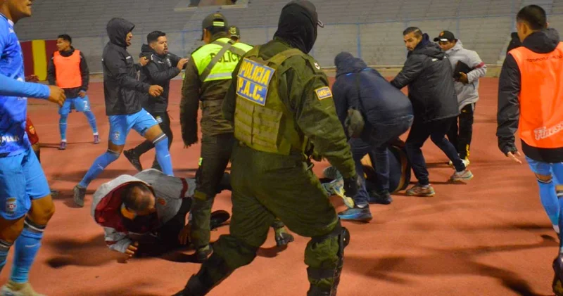 Maç biter bitmez ortalık karıştı: 11 futbolcu kırmızı kart gördü