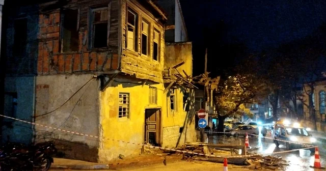 Çanakkale de kullanılmayan bina sağanak nedeniyle kısmen çöktü Çanakkale Haberleri