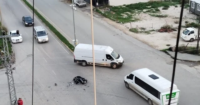 Antalya da otomobil ve motosiklet çarpıştı: 2 yaralı Antalya Haberleri