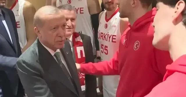 Cumhurbaşkanı Erdoğan soyunma odasında 12 Dev Adam la sohbet etti VİDEO İZLE