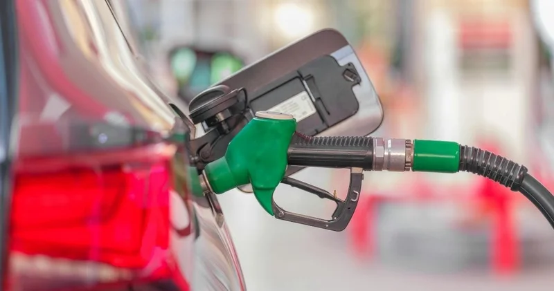 Hem benzine hem motorine... Akaryakıtta tabela değişti