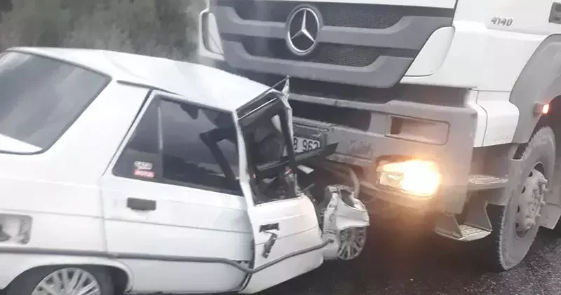 Otomobil ile kamyon kafa kafaya çarpıştı: 1 ölü, 1 yaralı