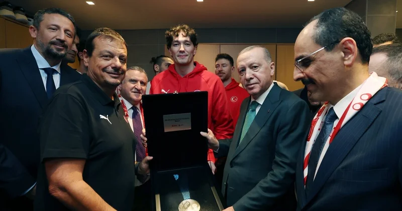 12 Dev Adam, gümüş madalyayı Cumhurbaşkanı Erdoğan’a takdim etti Basketbol Haberleri