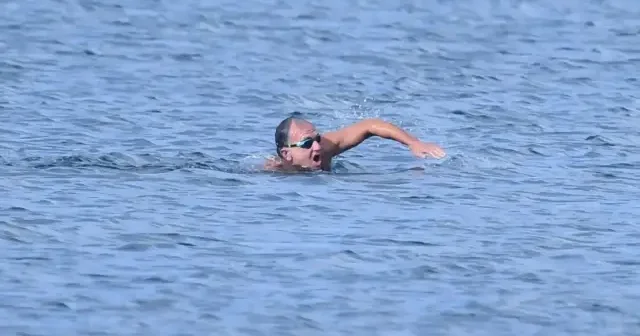 Papa nın ayini öncesi İznik Gölü ne girdi: Sahil güvenliğin vatandaşa müdahalesi kamerada VİDEO İZLE