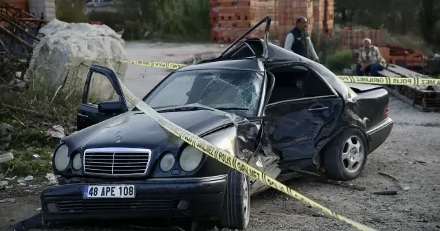 Muğla da sürücüsünün hayatını kaybettiği kaza kamerada VİDEO İZLE