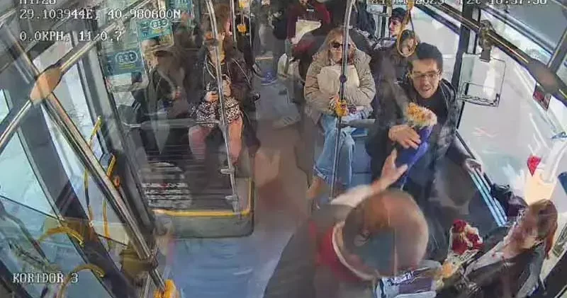 Otobüs şoförü Öğretmenler Günü nde yolcusu iki öğretmene çiçek hediye etti