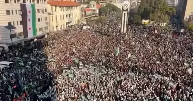 Humus’ta halk meydanlara döküldü: Suriye tektir bölünmez sloganlarıyla birlik mesajı verdiler VİDEO İZLE