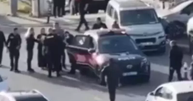 Büyükçekmece de adliye önünde bıçaklı kavga; üvey annesinin kardeşini bıçaklayan şüpheli gözaltında