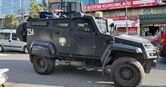 Esenyurt ta otele el bombası atıldı: Ekipler olay yerinde