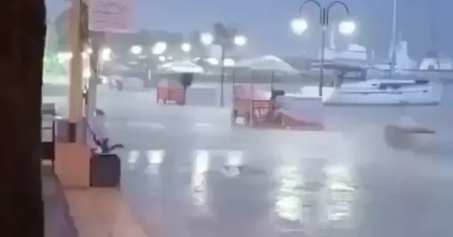 Çeşme de sağanak yağış hayatı olumsuz etkiledi VİDEO İZLE