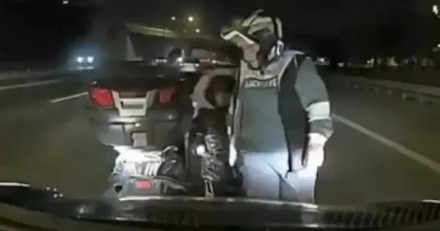 Hem kendini hem çocuğunu tehlikeye attı: TEM Otoyolu nda akan trafiğin ortasında motosikletini durdurup sürücüyle tartışmaya başladı VİDEO İZLE