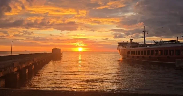 Tekirdağ da sabah gökyüzü mest etti: Gökyüzü alev alev Marmara kıyılarında kartpostallık şafak manzarası İşe gidenler bu sabah manzarasına doyamadı Tekirdağ Haberleri