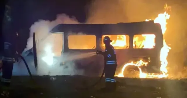 Tekirdağ da araç sahibi servis minibüsünü ateşe verdi VİDEO İZLE