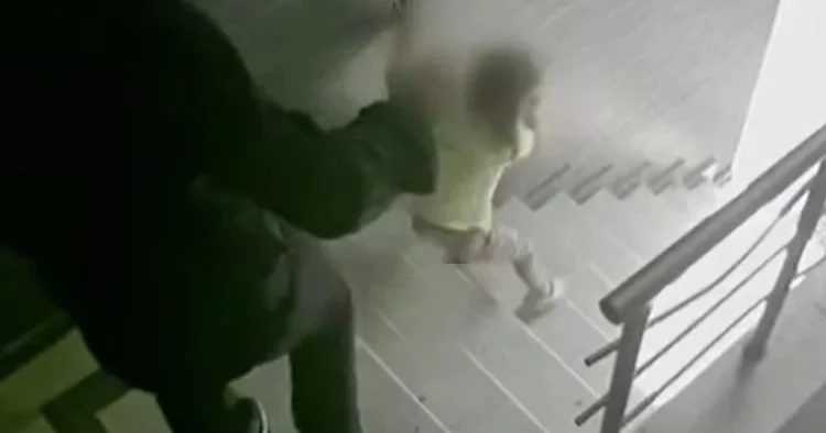 Kızına tekme atmıştı… O babaya hapis cezası