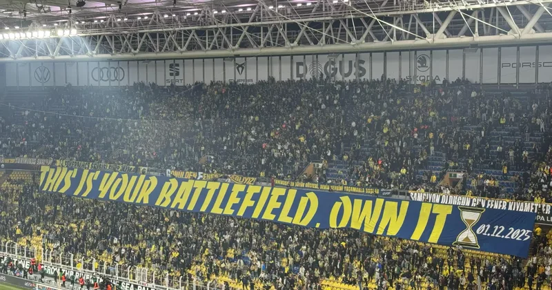 Fenerbahçe taraftarından futbolculara Galatasaray mesajı! Tribünde gündem olan pankart