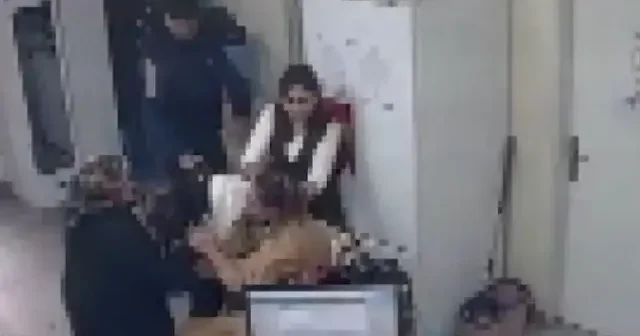 Pendik’te muhtarlıkta ‘fakirlik belgesi’ tartışması: Kadın ve muhtar tekme tokat kavga etti VİDEO İZLE