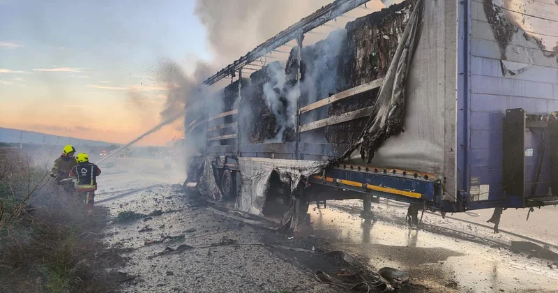 Balıkesir de seyir halindeki karton yüklü tırda yangın