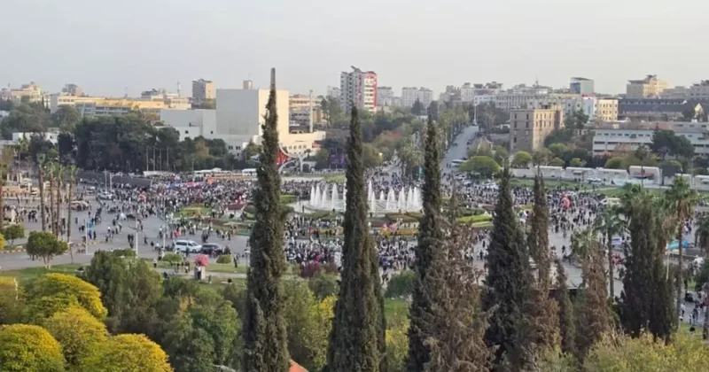 Suriye de halk, ulusal birlik kutlamaları için meydanları doldurdu