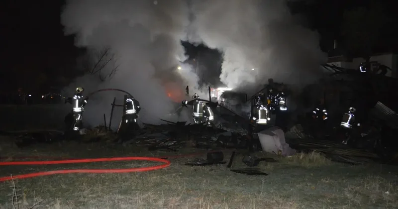 Ankara da zihinsel engelli 3 kardeşin yaşadığı ev yanarak kül oldu