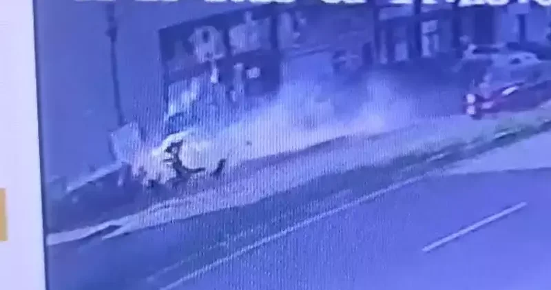 Otomobilin çarptığı babaanne ile 2 torunu ağır yaralandı; kaza kamerada