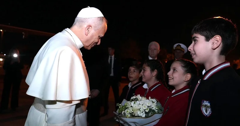 Papa yı İstanbul da Pangaltı Mıhitaryan öğrencileri çiçeklerle karşıladı Agos