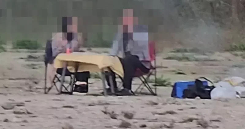 Sapanca Gölü ndeki kuraklığa, ‘Suyun olduğu yerde insanlar mangal yapıyor’ görseliyle dikkat çekti