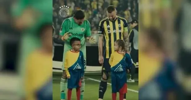 Ederson dan işitme engelli küçük kıza işaret diliyle: Seni seviyorum