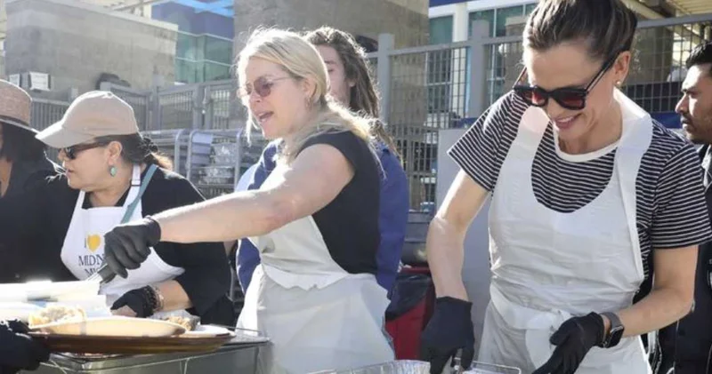 Ünlü oyuncu evsizlere yemek dağıttı