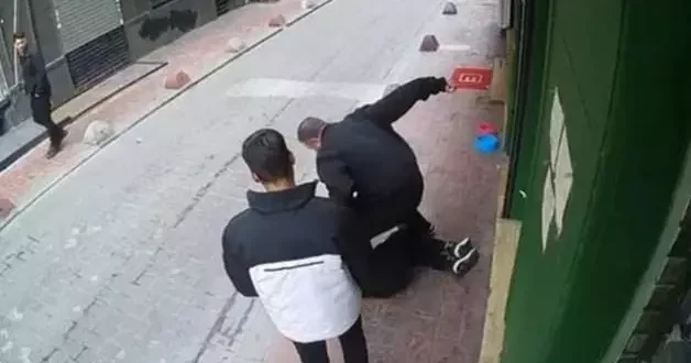 Beyoğlu’nda yere yatırıp defalarca yumruk attı: Kafasını tekmeledi