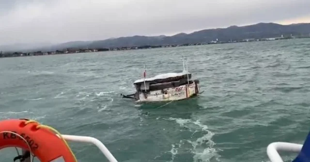 Samsun da açık denizde sürüklenen tekne kıyıya çekildi Samsun Haberleri