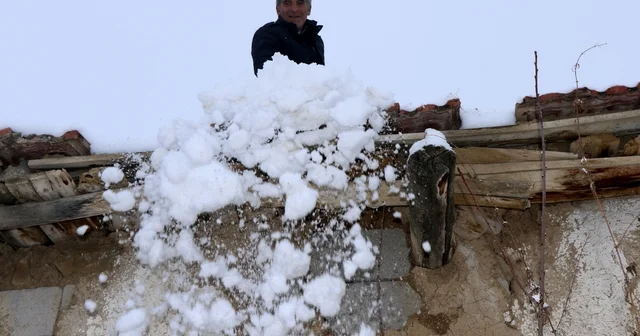 Toprak damlı evlerde yaşayan vatandaşlar baca küreme işine koyuldu Erzincan Haberleri