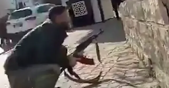 Esed kalıntıları Suriye güvenlik güçlerine ateş açtı VİDEO İZLE