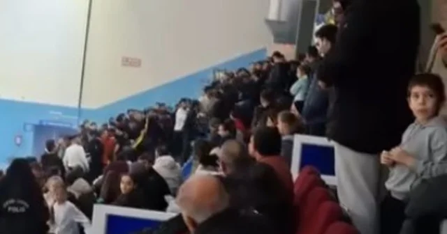 Karacabey Belediyespor Fenerbahçe maçında olaylar çıktı Sahaya yanıcı ve patlayıcı madde atılınca maç 45 dakika durdu Karacabey Belediyespor mücadeleyi 3 0 kazandı Bursa Haberleri