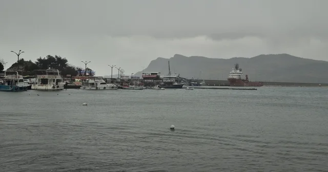 Doğal gaz sondaj çalışmasında görevli gemiler Amasra Limanı na sığındı Karadeniz de dalga boyu 8 metreyi aştı Bartın Haberleri