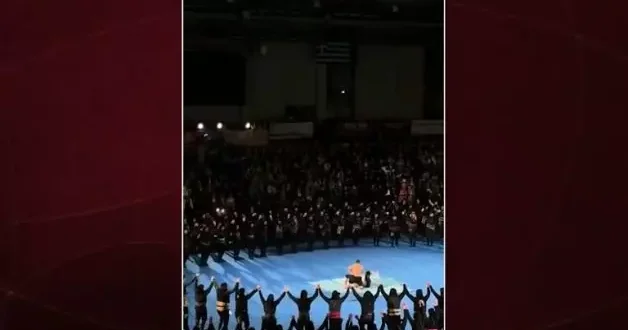 Komşu iyice sınırları zorluyor! Hem kemence çaldılar hemde kispet giydiler