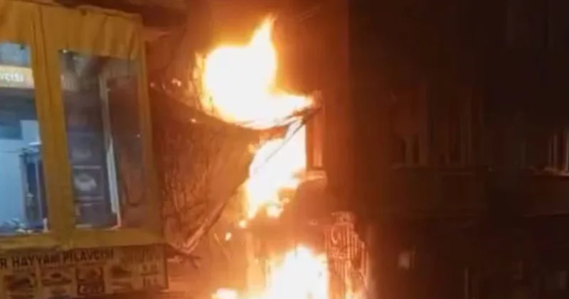 Beyoğlu’nda yangın! Çatıya sığındılar Son dakika haberleri