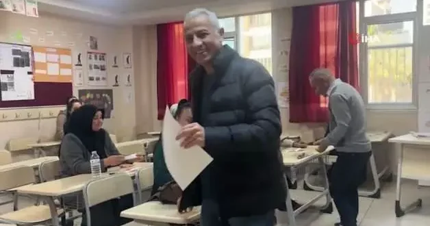 Öğrenciler dışarıda, veliler sınavda