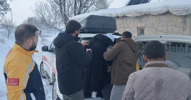 Yolu kapanan köyde iç kanama geçiren kadın, ekipler tarafından hastaneye ulaştırıldı Siirt Haberleri