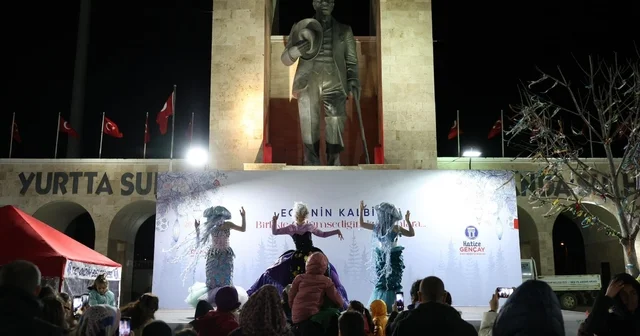 Didim Cumhuriyet Kent Meydanı nda yılbaşı coşkusu her akşam devam ediyor Aydın Haberleri