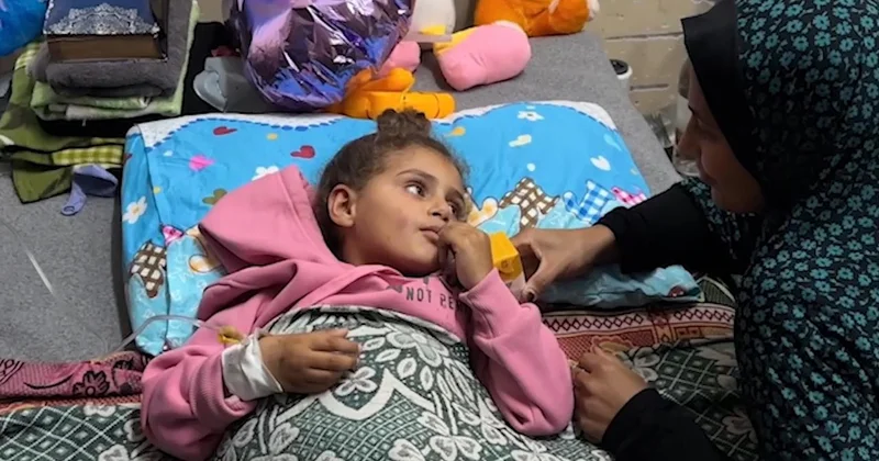 Gazze de tedavi olamayan çocuklar, hastane köşelerinde ölümle pençeleşiyor