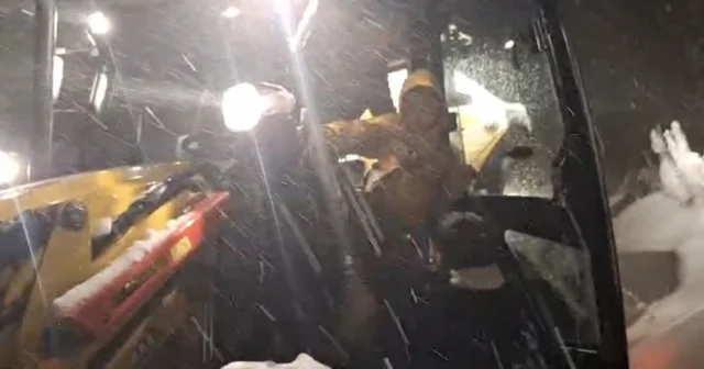 Rahatsızlanan çocuk, ekiplerin kapanan mezra yolunu açmasıyla hastaneye ulaştırıldı Siirt Haberleri