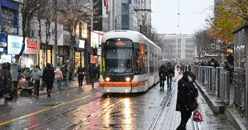 Eskişehir’de lapa lapa yağan kar görsel şölen oluşturdu