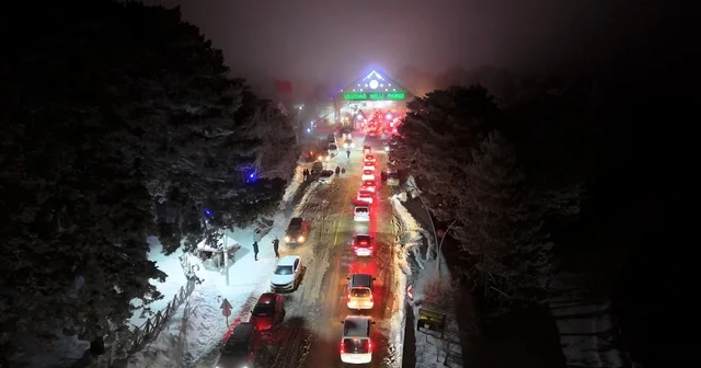 Beyaza bürünen Uludağ da jandarmadan sıkı denetim Saatte 500 araç çıkıyor Bursa Haberleri