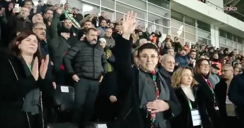 Leyla Zana Amedspor maçında dakikalarca ayakta alkışlandı