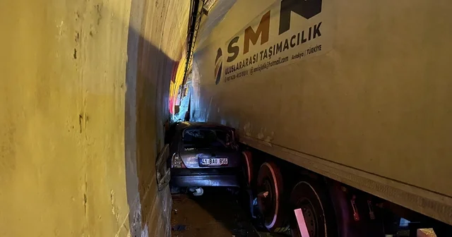 Tünelde otomobil, TIR ile duvar arasında sıkıştı; ulaşım aksadı Kocaeli Haberleri