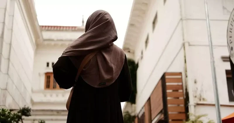 Berlin de başörtülü kadına ırkçı saldırı