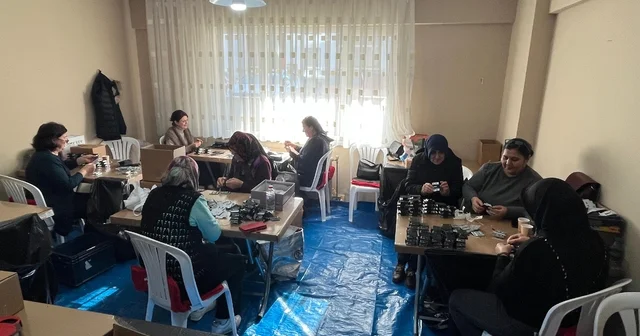 Esra muhtar, mahallesindeki kadınlara üretim atölyesi kurdu, ek gelir kapısı açtı Edirne Haberleri
